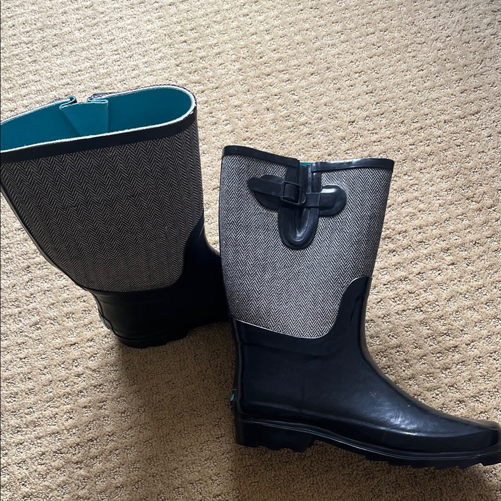 Stylish Black and Gray Women's Winter Boots
